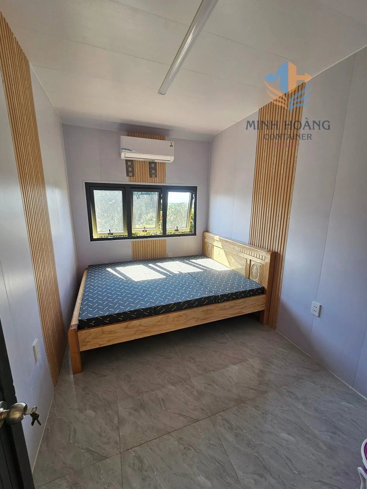 Container Nhà Ở 40 Feet Vàng Kem Ốp Gỗ Có Toilet Hiện Đại